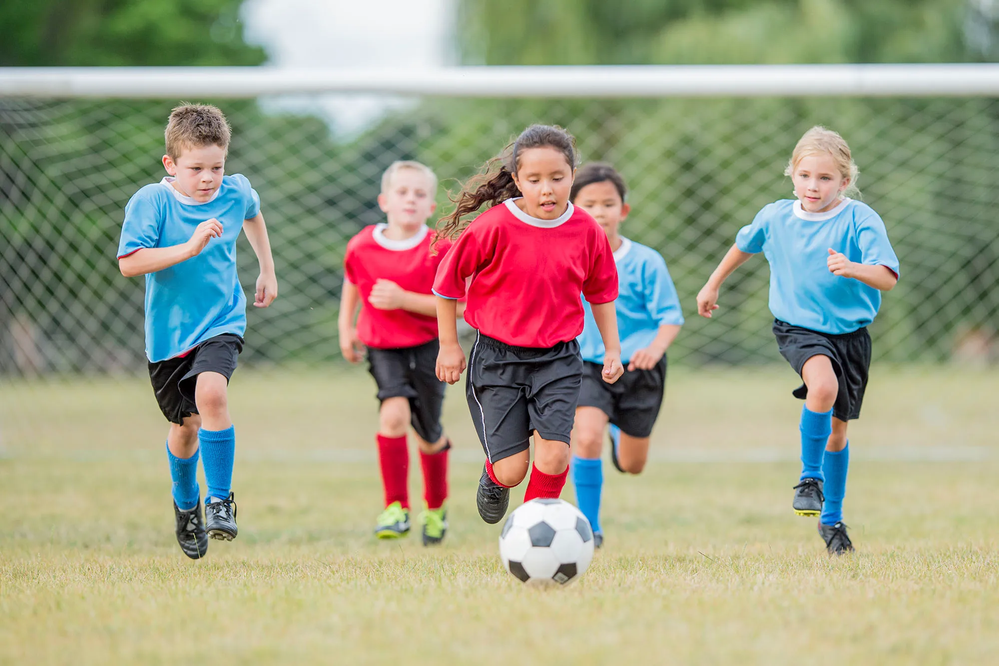 Niños jugando al futbol