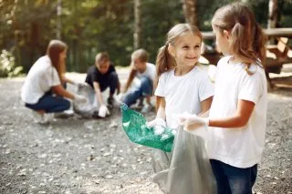 Niños reciclando botellas